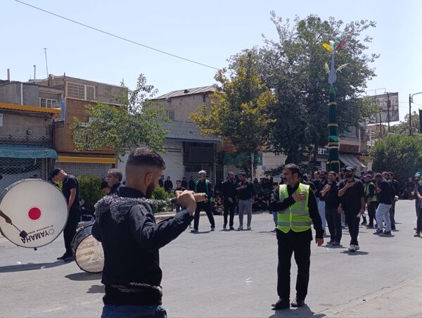 عزاداری ظهر  عاشورا در خیابان‌های شهر نیشابور 