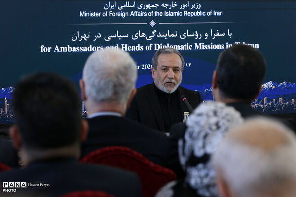 نشست سید عباس عراقچی وزیر امور خارجه جمهوری اسلامی ایران با سفرا و کارداران و روسای نمایندگی های خارجی و بین‌المللی مقیم تهران