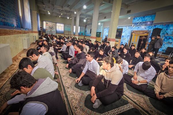 طنین نوای عشق و عزا؛ مراسم عزاداری دهه دوم فاطمیه در مدارس بهارستان‌دو