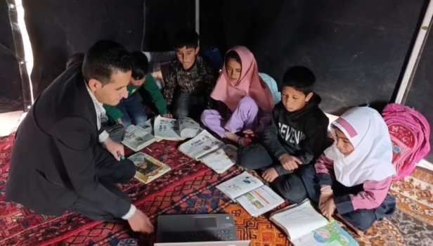 مدرسه‌ای میان کوه و کوچ، جایی که آموزش هرگز تعطیل نمی‌شود