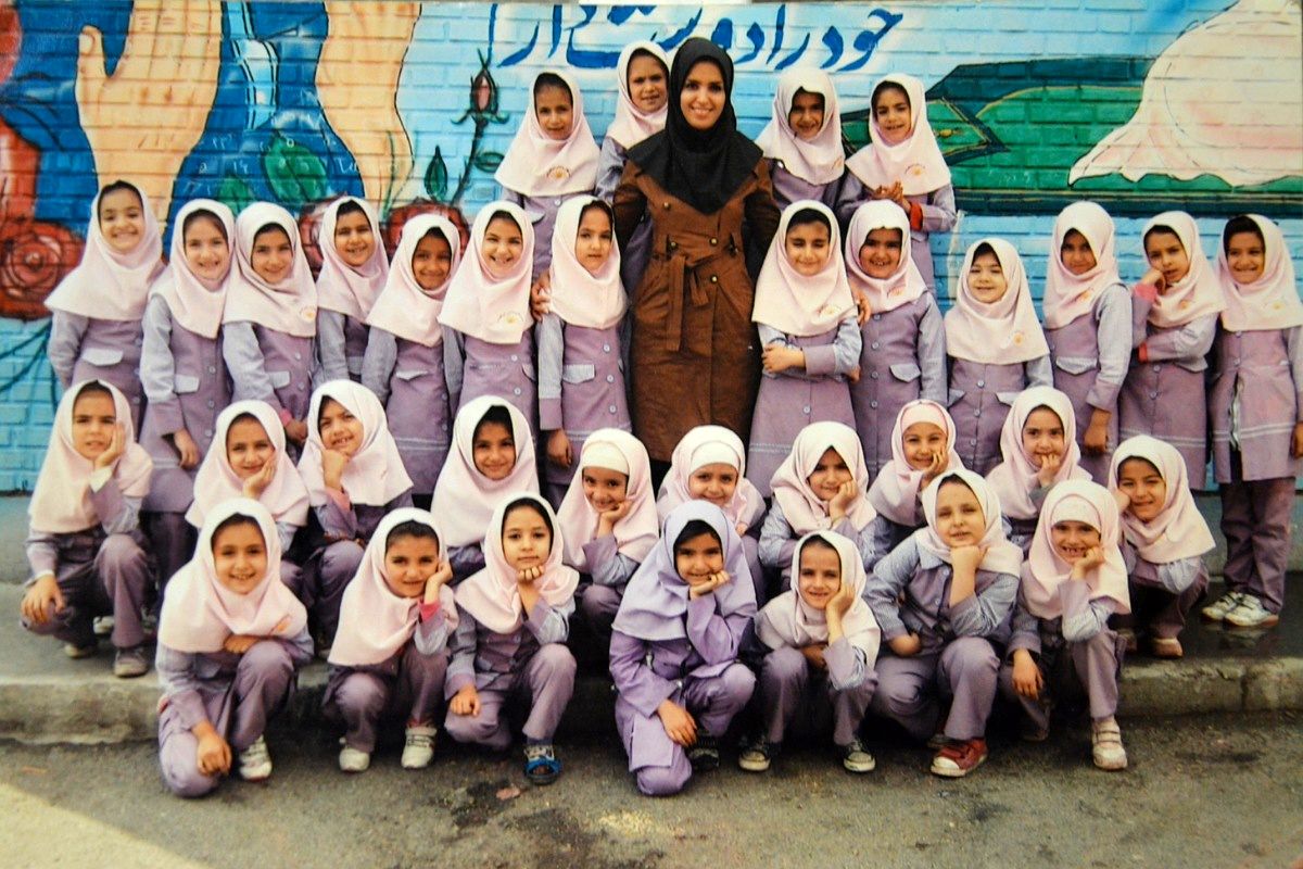 عکس یادگاری دانش‌آموزان مدرسه علویان بهارستان‌دو