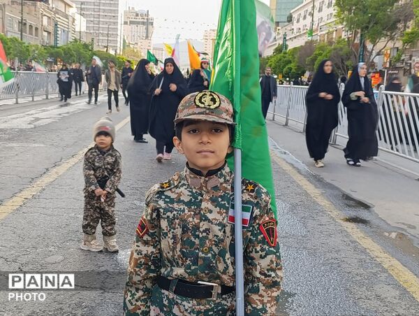 از کوچک تا بزرگ همه در چهلم رهبر شرکت کردند