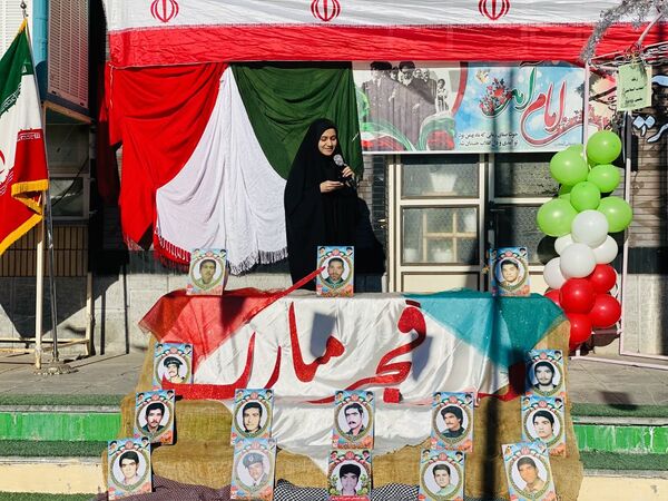 نواخته شدن زنگ انقلاب در دبیرستان نمونه دولتی آمنه(س) 