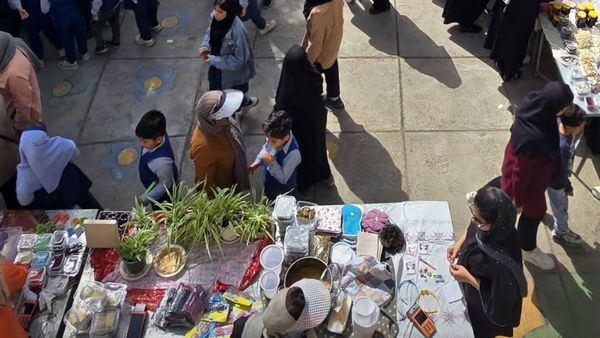 برپایی بازارچه کسب و کار در دبستان غیردولتی مهرو ماه آشخانه 