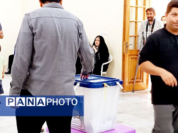 حضور گسترده مردم کاشمر در پای صندوق‌های رأی