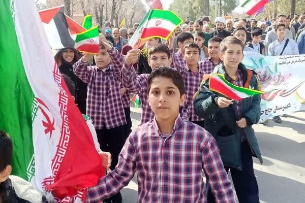 حضور با شکوه مردم زرقان در راهپیمایی 22 بهمن ماه