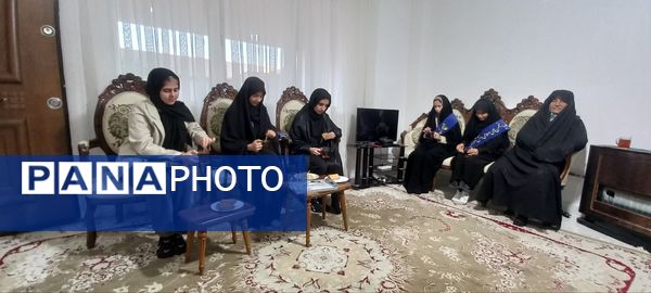دیدار دانش‌آموزان دبیرستان بهار آزادی با همسر شهید مجید رجایی
