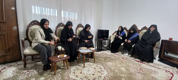دیدار دانش‌آموزان دبیرستان بهار آزادی با همسر شهید مجید رجایی