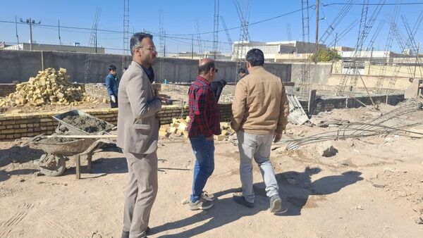 همت جوانان و نوجوانان هیات کشتی در ساخت دبستان فاطمیه ابرکوه