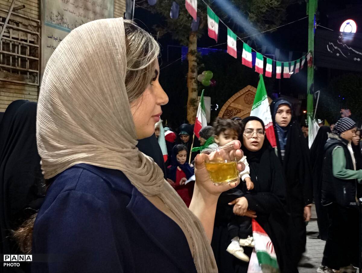 فعالیت موکب چایخانه حضرت زهرا(س)  در حسینیه امام خمینی نیشابور 