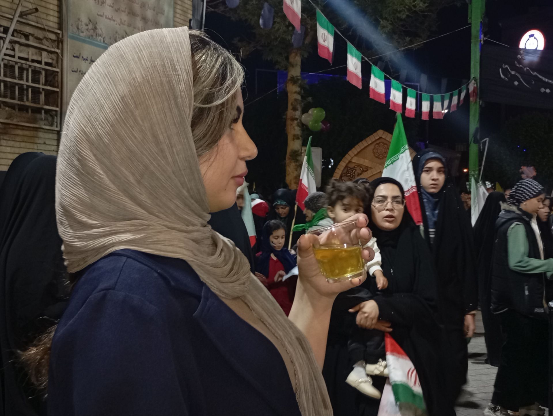 فعالیت موکب چایخانه حضرت زهرا(س)  در حسینیه امام خمینی نیشابور 