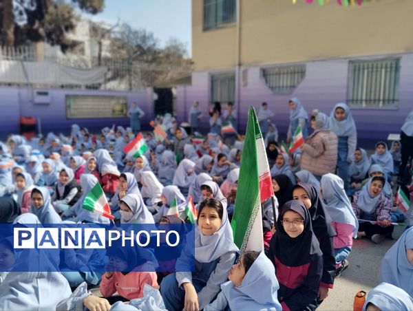 حال و هوای جشن ۲۲ بهمن در دبستان بهاردانش