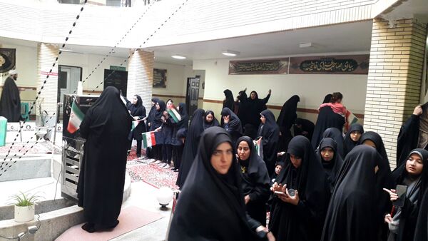 دانش‌آموزان هنرستان فاطمیه از شهید گمنام استقبال کردند