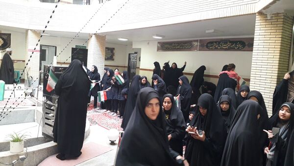 دانش‌آموزان هنرستان فاطمیه از شهید گمنام استقبال کردند