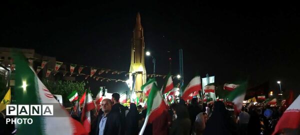 نمایش توان دفاعی کشور در میدان امام حسین (ع) یزد