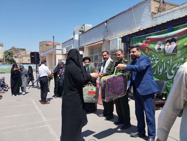 تجلیل از معلمان نمونه در مدرسه تقوا مشهد