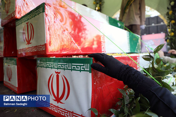 تشییع پیکرهای ۱۰۰ شهید گمنام از مقابل دانشگاه تهران