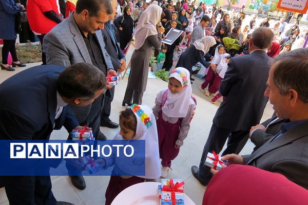 برگزاری جشن شکوفه‌های کلاس اولی‌ها در مدرسه دخترانه امام خمینی(ره) 