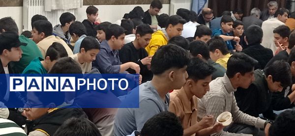 مراسم افطاری در دبیرستان استعدادهای درخشان شهید بهشتی دوره اول