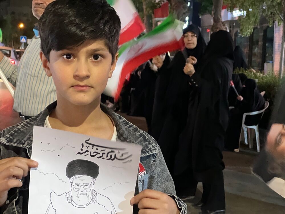 حضور کودکان در اجتماعات که میدان را خالی نمی کنند