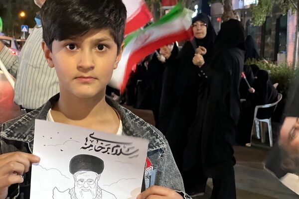 حضور کودکان در اجتماعات که میدان را خالی نمی کنند