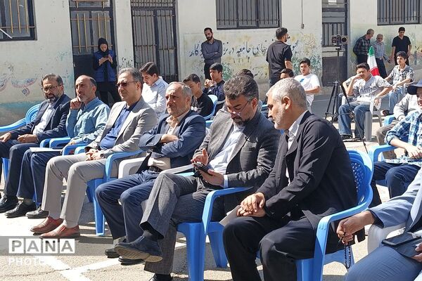 نواخته شدن زنگ ۱۵ خرداد در دبیرستان صدرا