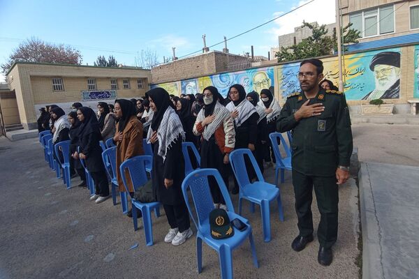 تجلیل از فرمانده واحد بسیج دانش‌آموزی دبیرستان فرزانگان قوچان 