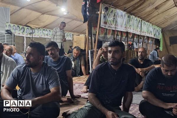 پیوند جان و جانان در کربلا؛ اقامه نماز جماعت در جوار ضریح شش‌گوشه