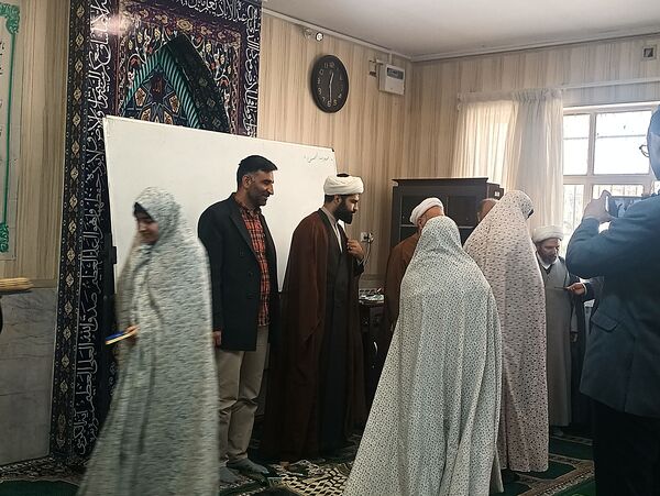 اقامه نماز جماعت در دبیرستان شاهد فاطمیه مشهد