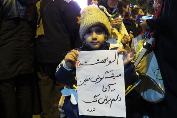 چهل روز از شهادت رهبرمان گذشت اما مردممان همچنان در میدانند