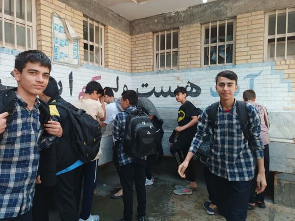 برپایی نماز جماعت ظهر و عصر در آموزشگاه شهید رجایی یک بجنورد