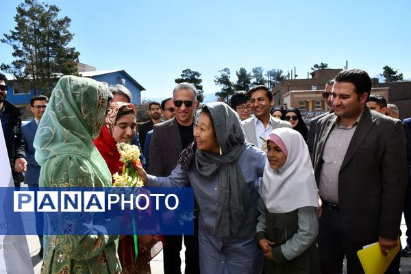 حضور نماینده کمیساریای عالی سازمان ملل در دبستان وحدت بیرجند 
