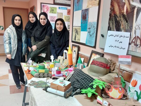 نمایشگاه دست‌سازه‌های آمادگی دفاعی دانش‌آموزان مدرسه حاج مهدی رسولی