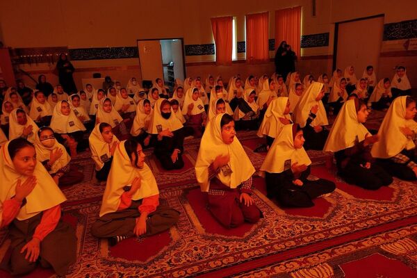 افتتاح کتاب «از ایرانمان دفاع کنیم» در دبستان ۲۲ بهمن با حضور مادر شهید عرشیان افشارمند
