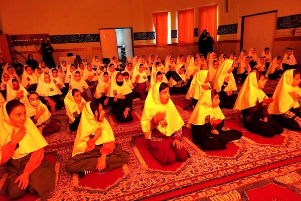 افتتاح کتاب «از ایرانمان دفاع کنیم» در دبستان ۲۲ بهمن با حضور مادر شهید عرشیان افشارمند