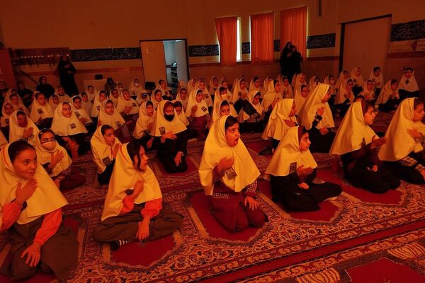 افتتاح کتاب «از ایرانمان دفاع کنیم» در دبستان ۲۲ بهمن با حضور مادر شهید عرشیان افشارمند