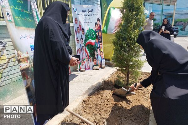  آیین کاشت نهال امید به یاد شهدای دانش‌آموز جنگ رمضان در دبیرستان فتح المبین شهرری 