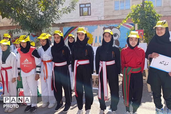 آیین گرامیداشت هفته بهداشت روان و تقدیر از همیاران مشاور در دبیرستان دخترانه رضوان برگزار شد