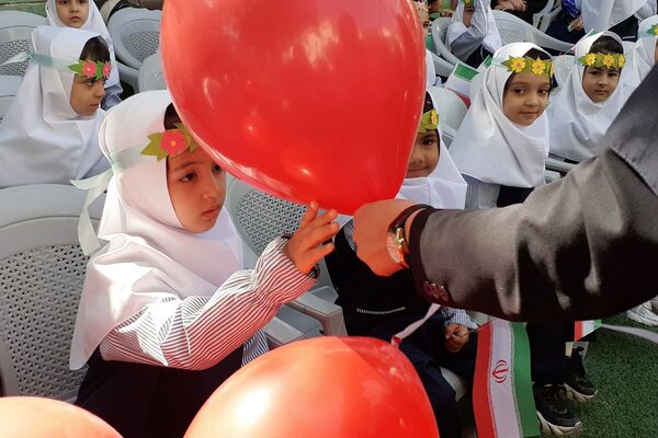 جشن شکفتن غنچه‌ ها، در دبستان مهرتابان بهارستان دو