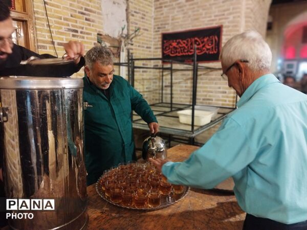 زحمات بی وقفه چایخانه حضرت زهرا(س)