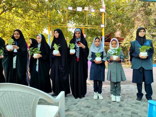 اردوی مادر دختری دانش‌آموزان ناحیه یک مشهد به‌مناسبت روز خانواده