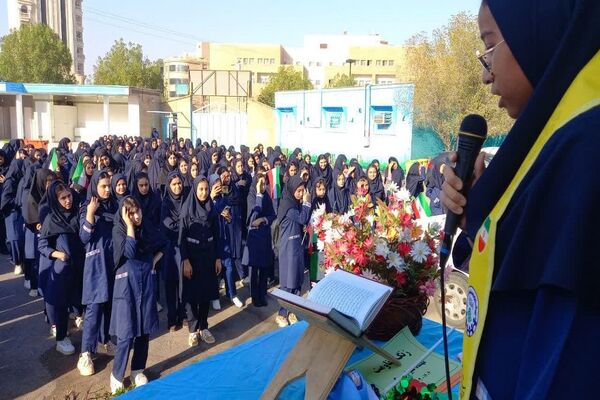 دانش‌آموزان ناحیه4 اهواز روز اول مدرسه را با یاد شهدا آغاز کردند