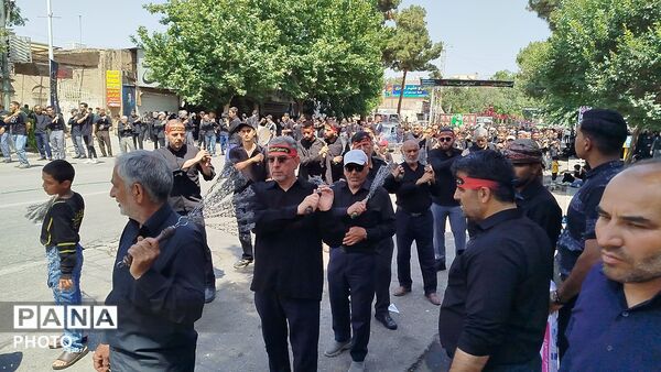 خیابان امام در روز تاسوعای حسینی حال و هوای دیگری میدهد 