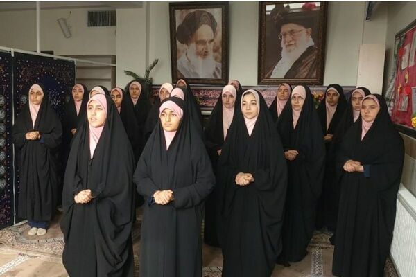 اجرای طرح «لاله‌های روشن» در دبیرستان هیات امنایی فرزانگان با هدف ترویج فرهنگ ایثار