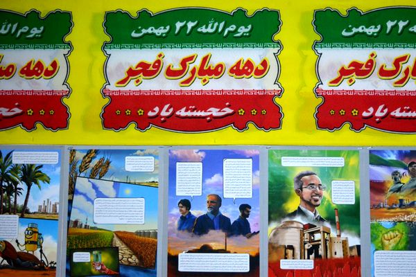 فانوس به دبیرستان حکمت آمد