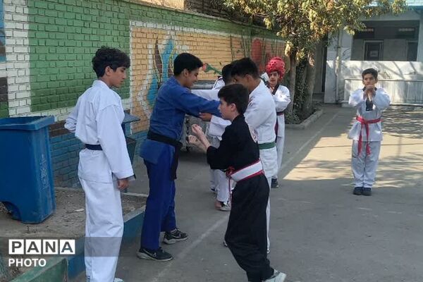 هنرنمایی دانش‌آموزان مدارس شهرری در افتتاحیه المپیاد ورزشی درون مدرسه‌ای 