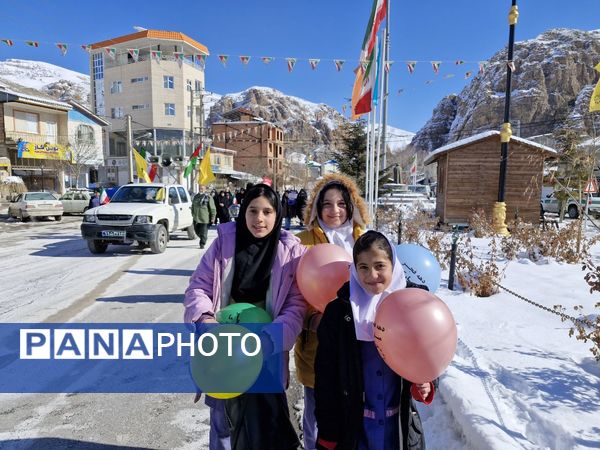 حماسه حضور گرم مردم بلده در سرمای زمستان 
