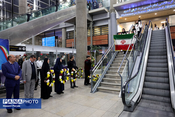 بازگشت طلایی‌پوشان بلندقامت دانش‌آموز ایران با کاپ قهرمانی
