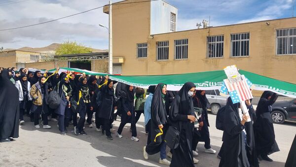 حضور پرشور دانش‌آموزان فریدنی در راهپیمایی 13 آبان