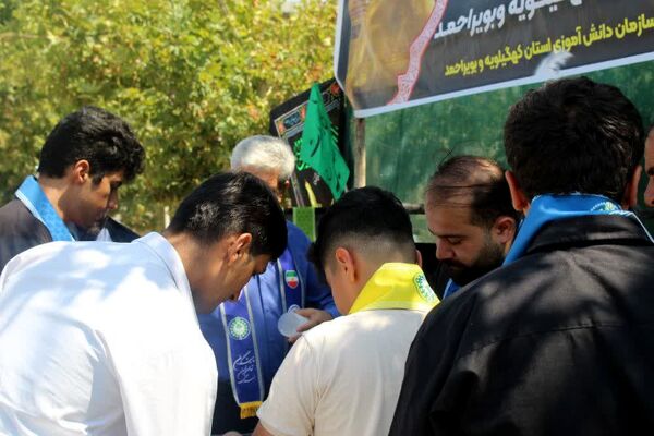 توزیع شربت نذری توسط دانش‌آموزان در موکب سازمان دانش‌آموزی کهگیلویه‌و‌بویراحمد